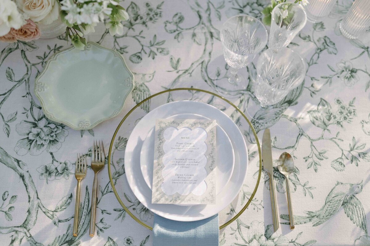 white-and-green-table-design