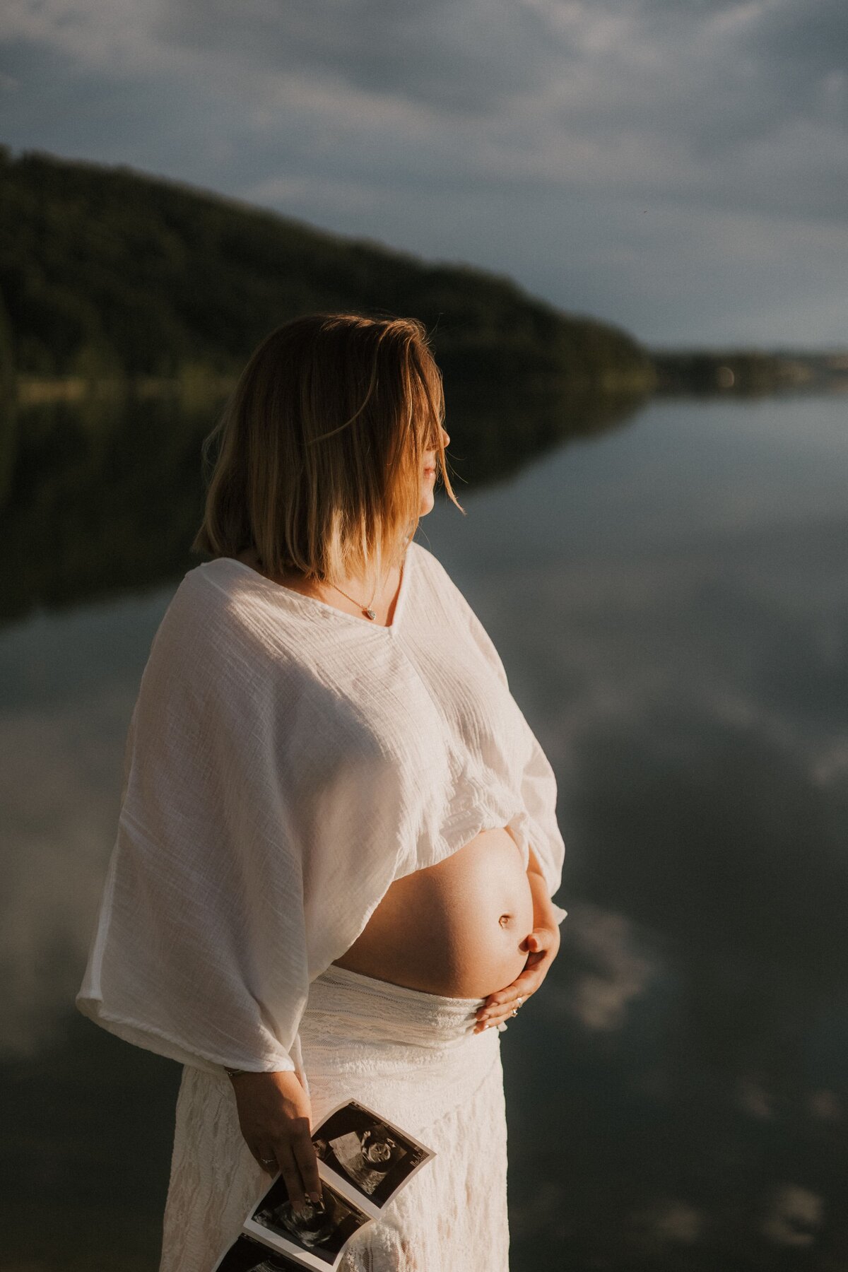 Babybauchfotoshooting Salzburg Fotografin Babybauchfotos Babybauchbilder See Sonnenuntergang authentisch