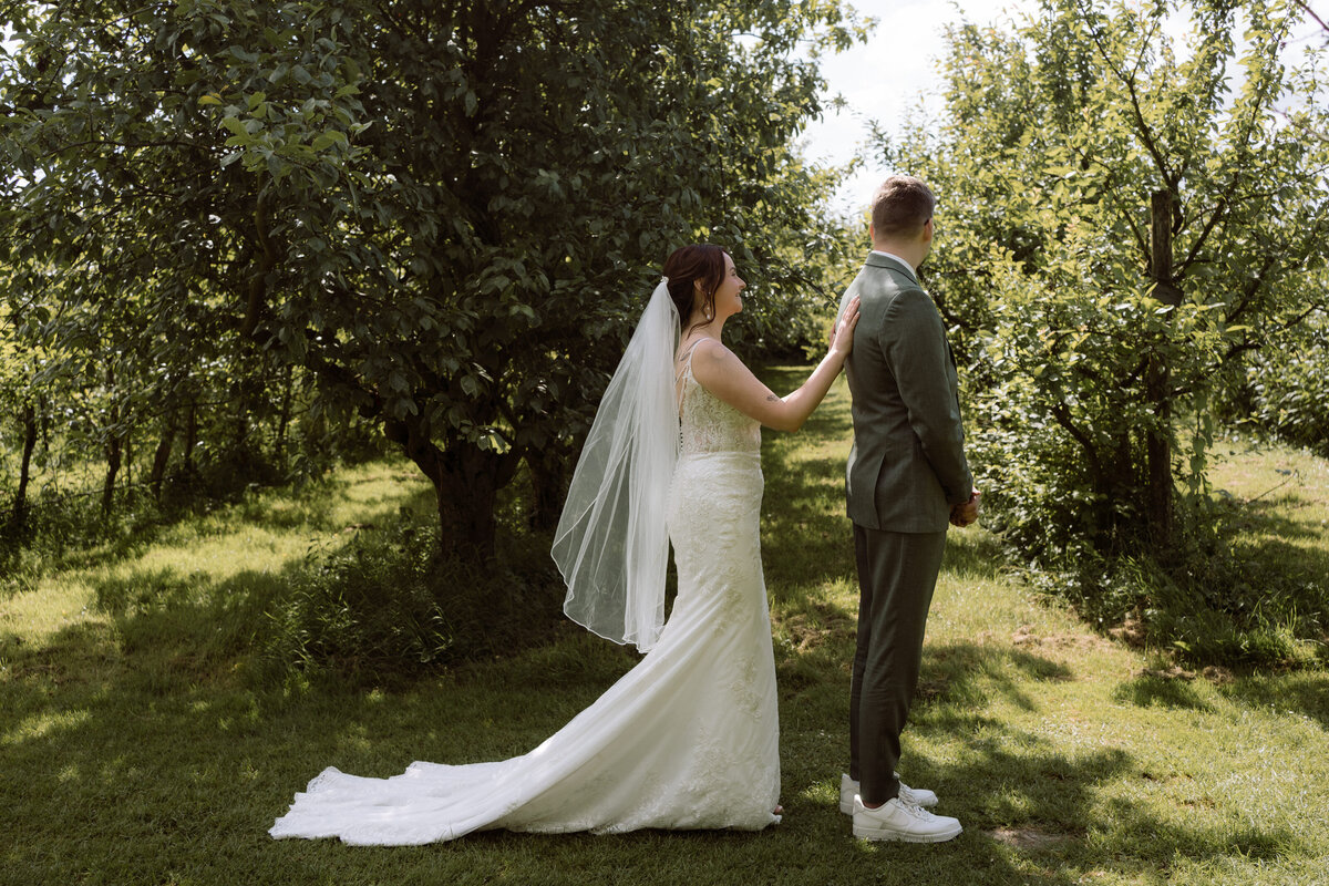 rouwfotograaf legt intieme bruiloft vast bij In de Kas bij Winnsen – begin van de first look 