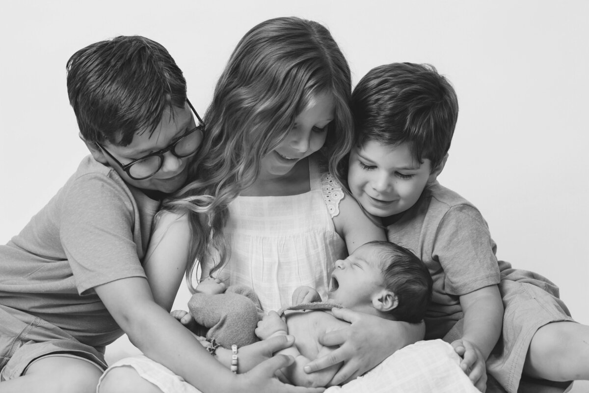 MiniAnna2023-Linda-Newborn-Familyof6-7149srgb-ev3000-2