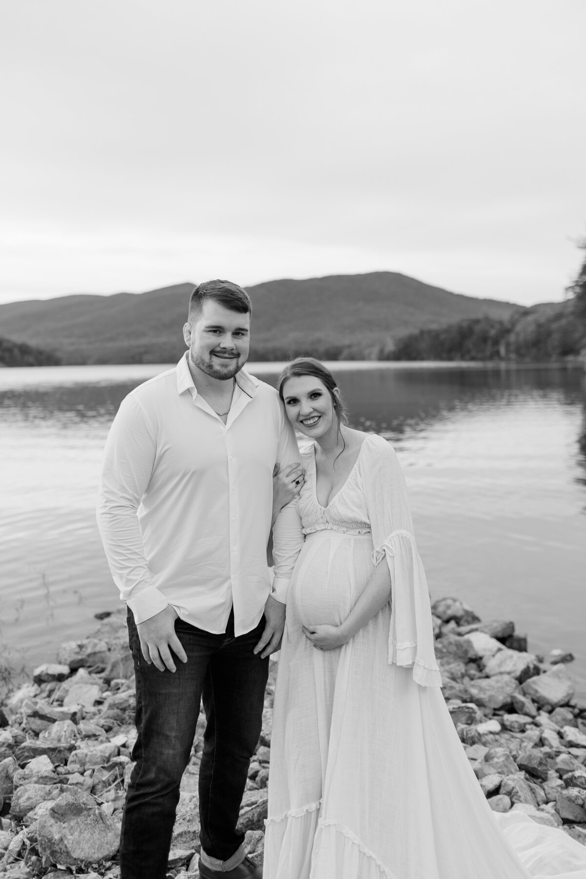 Documentary-Maternity-Session-at-Carvins-Cove-RJ-16