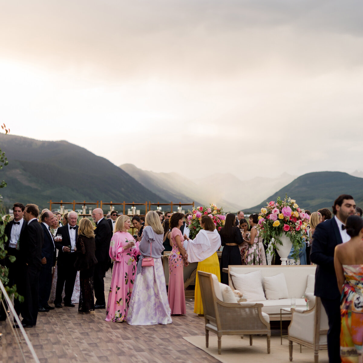 30-sophisticated-destination-wedding-mountain-luxury-crested-butte-fashionable-Liz-Banfield