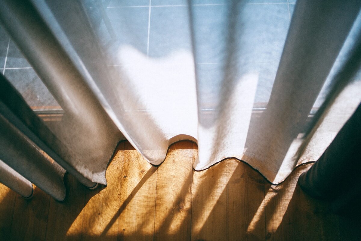 maria-orlova-EF6z_6R94zQ-unsplash bedroom curtains