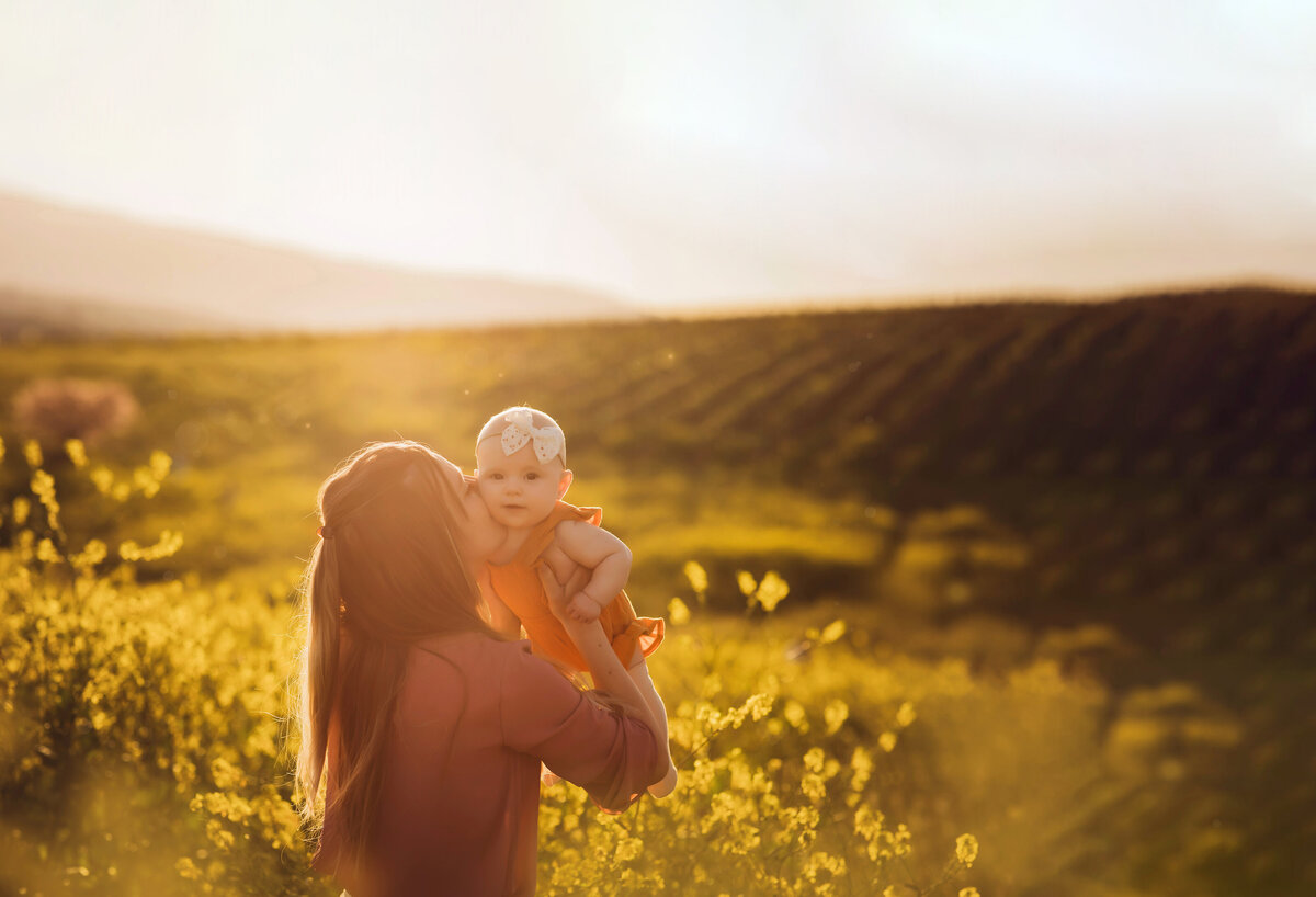 Mother_and_daughter_in_the_field_3