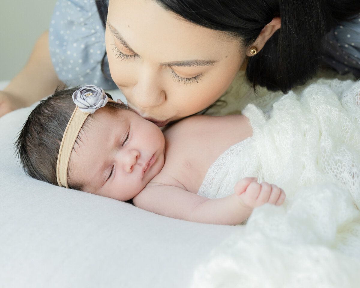 Lifestyle-newborn-photography-baby-portrait-by-daisy-rey-in-northern-new-jersey