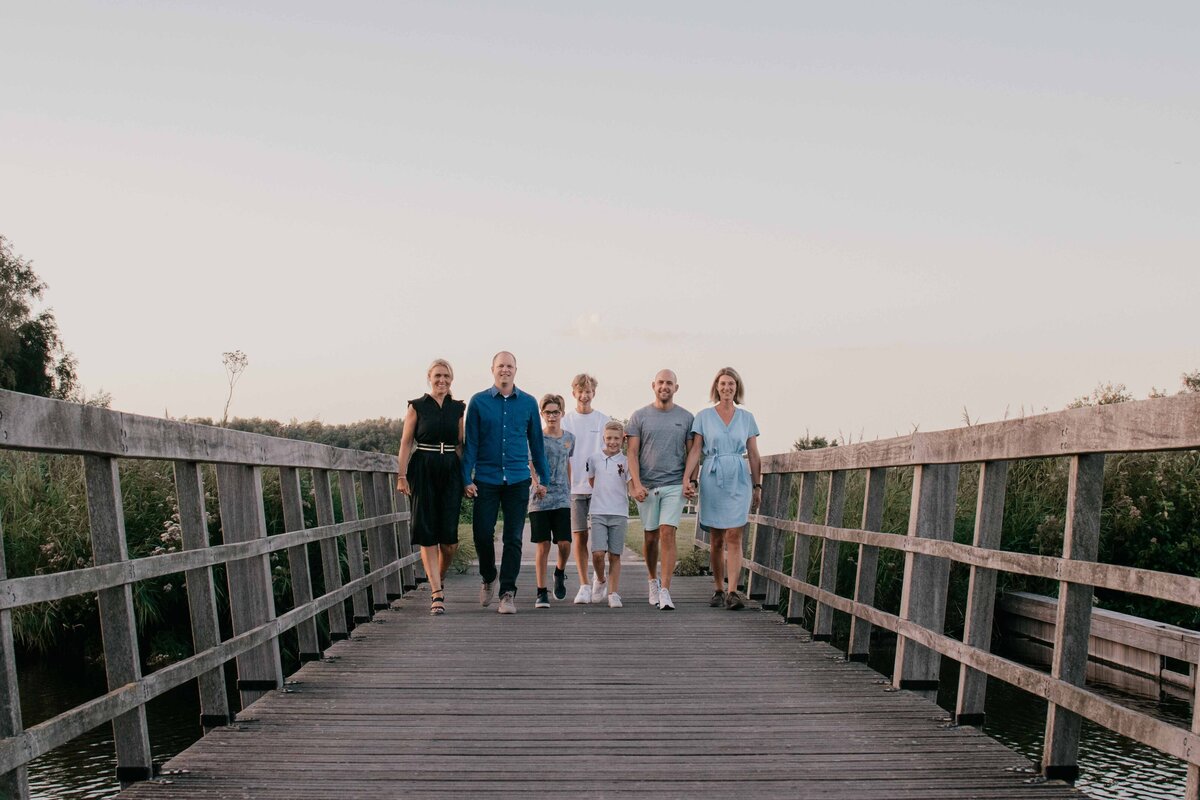 familieshoot-bij-water-golden-hour-emotie-Leukfotografie-5
