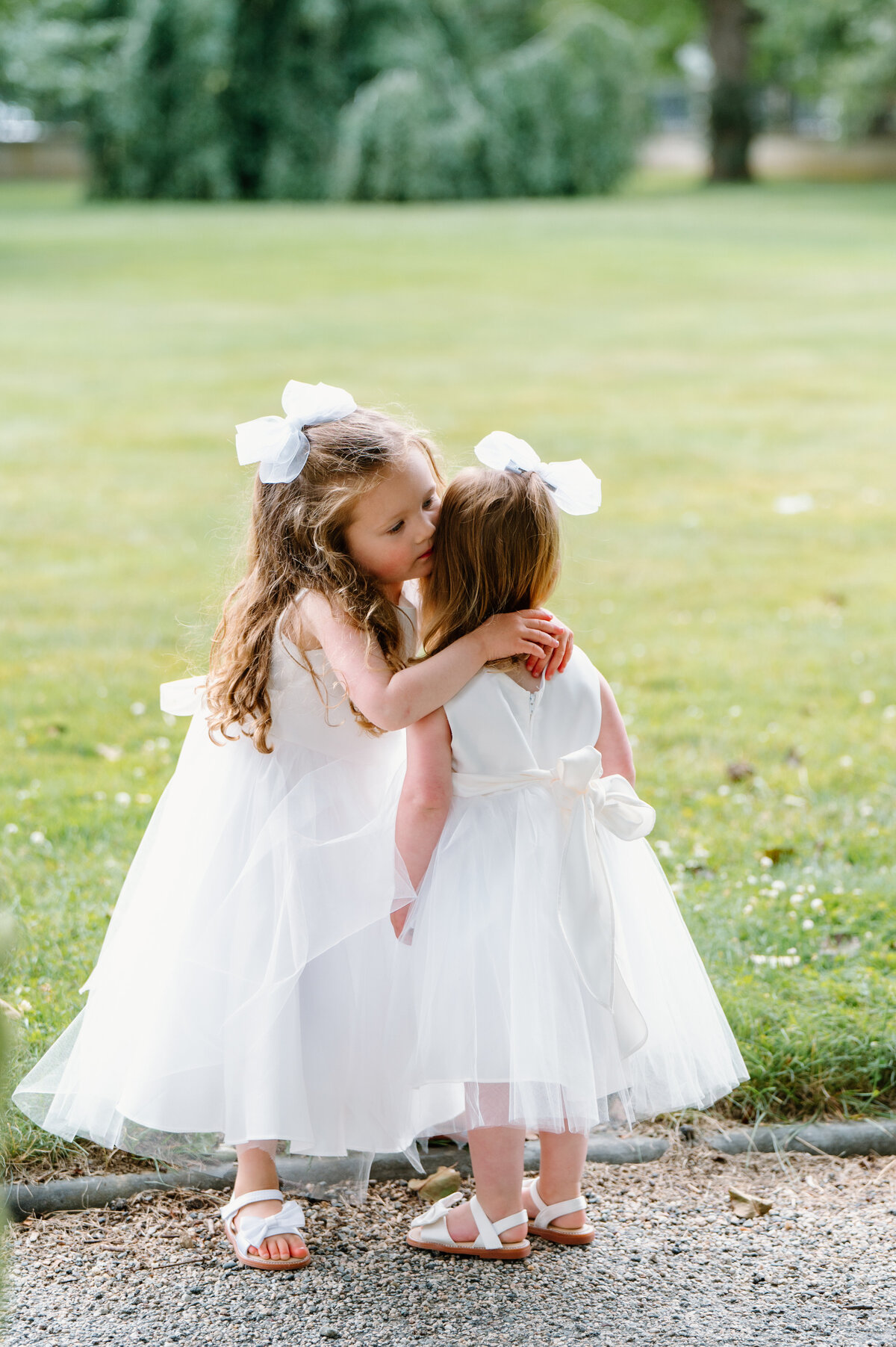 flower-girls-at-newport-harbor-island-wedding