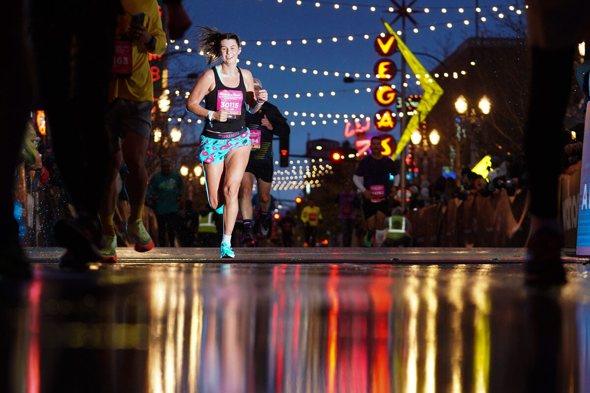 kansas-city-sports-photography-0125-runner-splashing-through-water-night-race