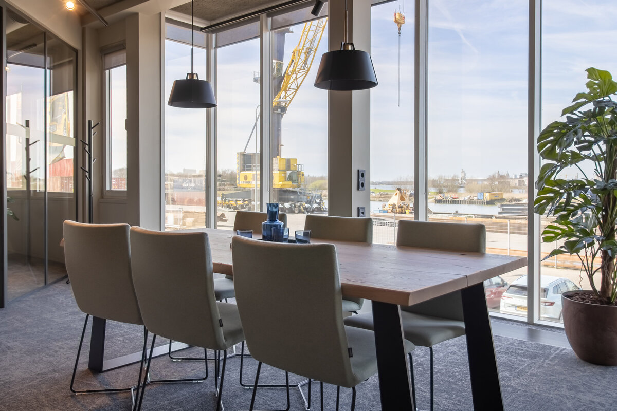 eindresultaat-project-dordrecht-kantoor-ontwerp-verbouwing-Koninklijke-Van-Der-Wees-Groep-vergaderruimteII