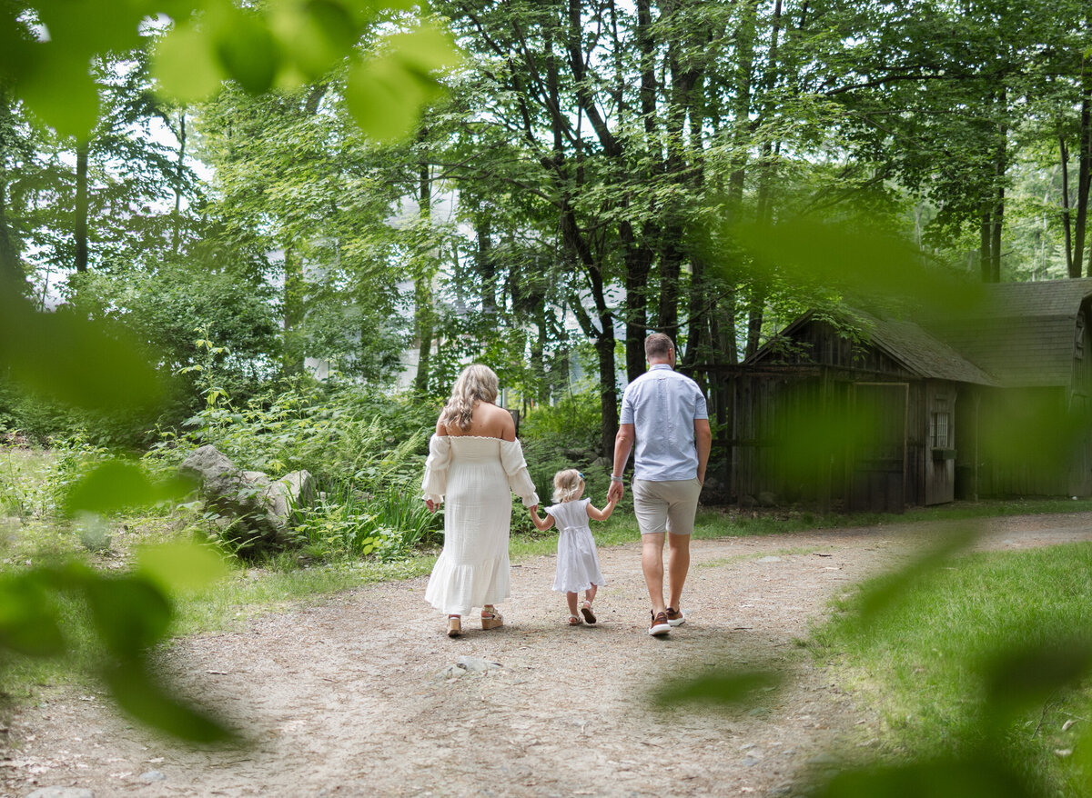 barrington-ri-family-photos-creative-natural-backyard