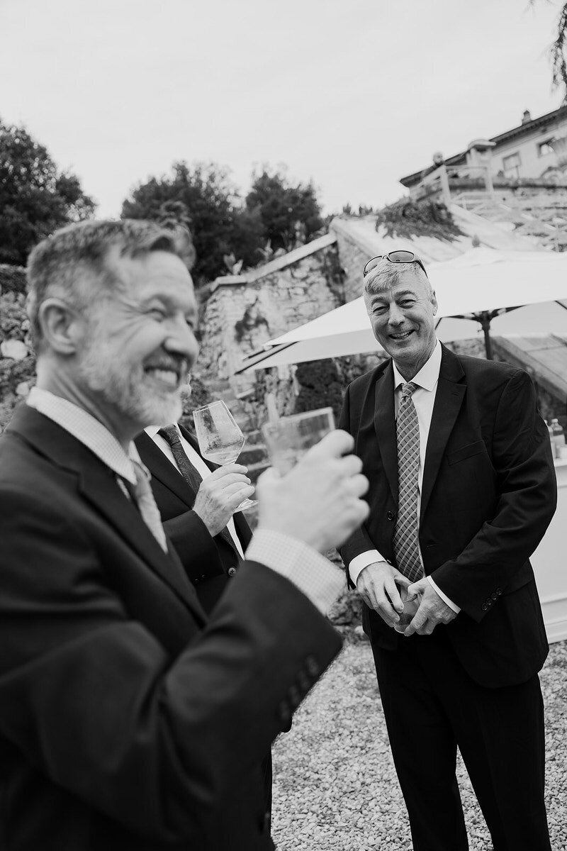 wedding-guests-laughing-cocktail-laurianevega