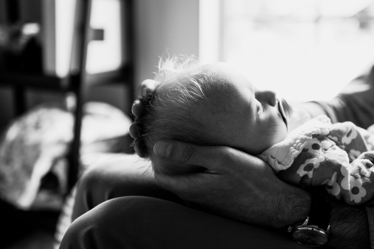 baby photography newborn black and white in hands