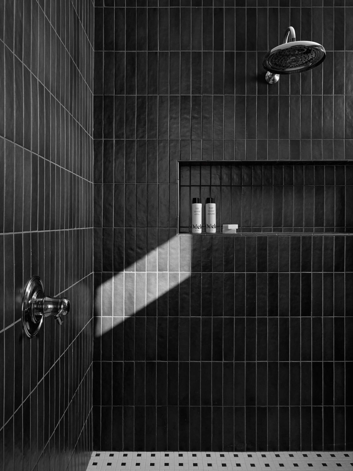 014 A Lively Haus W Gold Dust black shower with light 8227 - Web