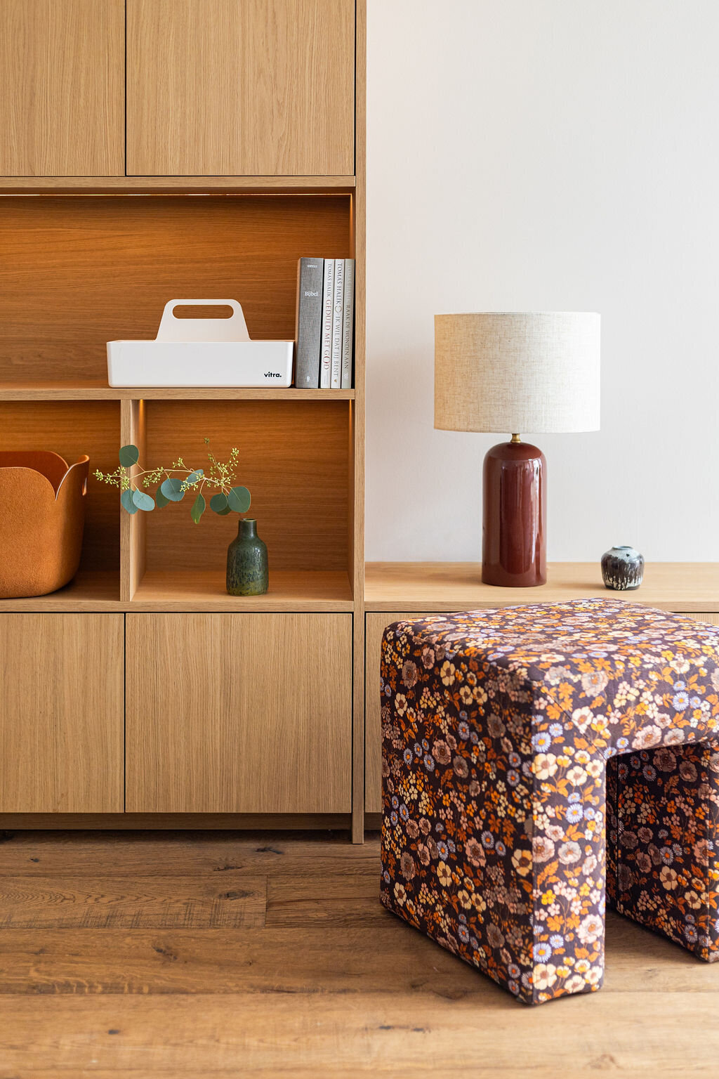 eiken maatwerk kast met open vakken 