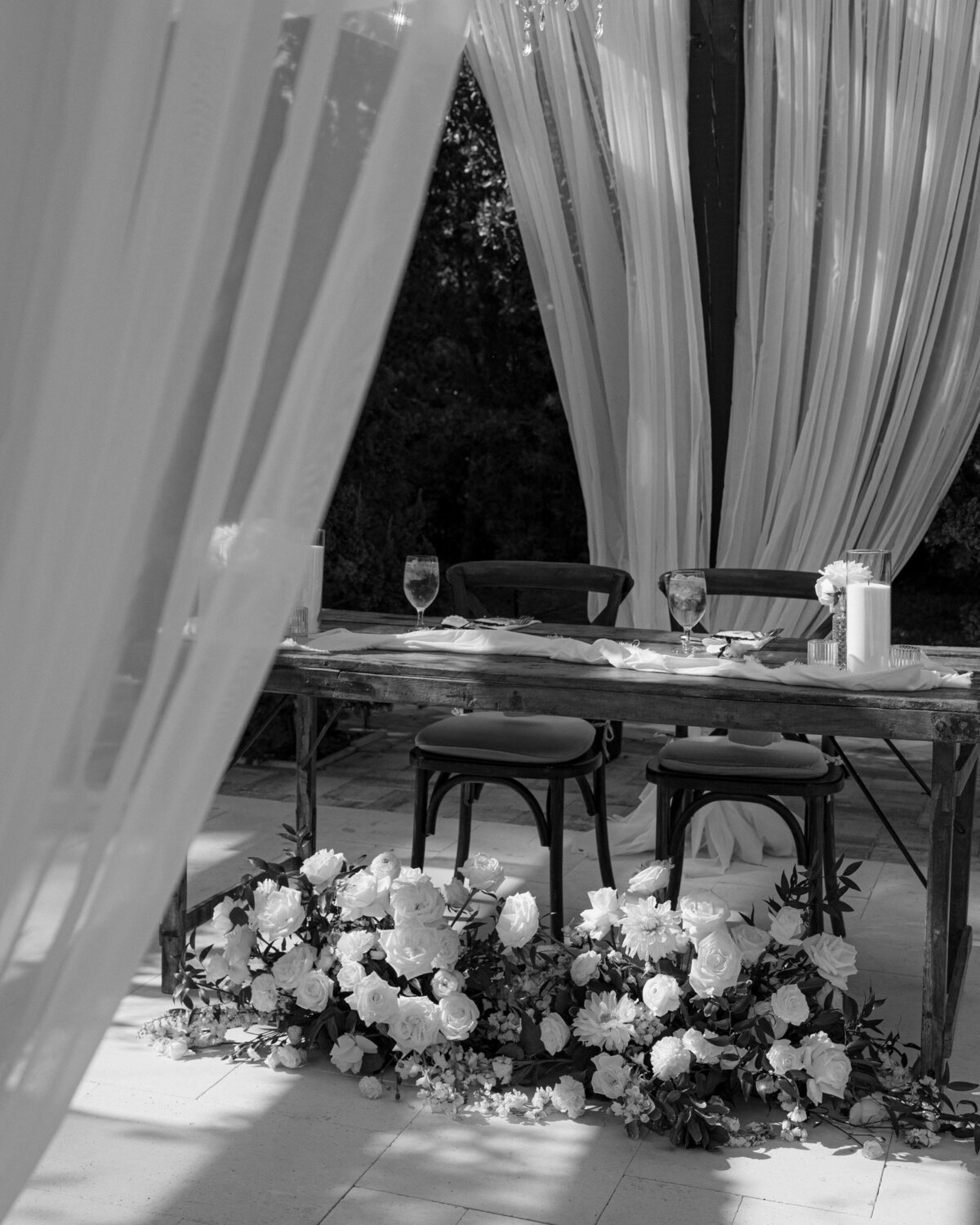 Elegant outdoor reception under chandeliers at La Casa Toscana wedding 