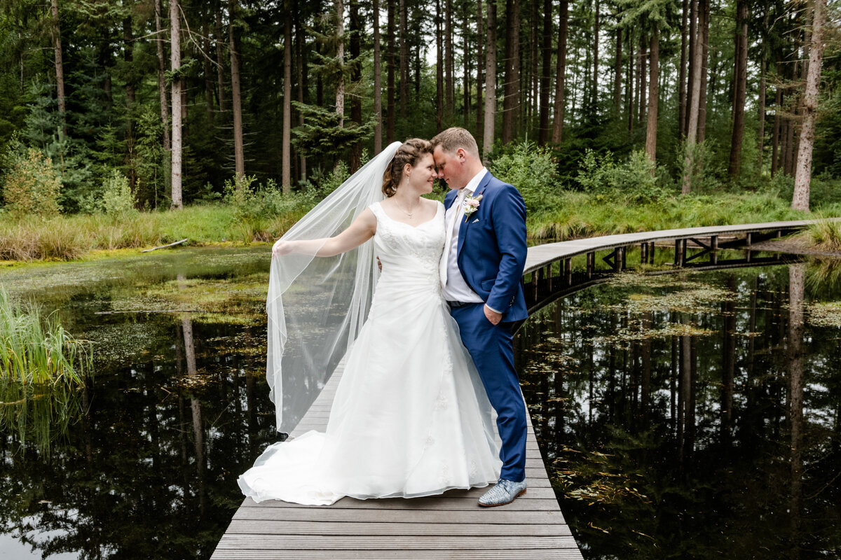 Trouwen in Beetsterzwaag, Wallebos, trouwfotograaf Friesland, bruiloft fotograaf  (34)