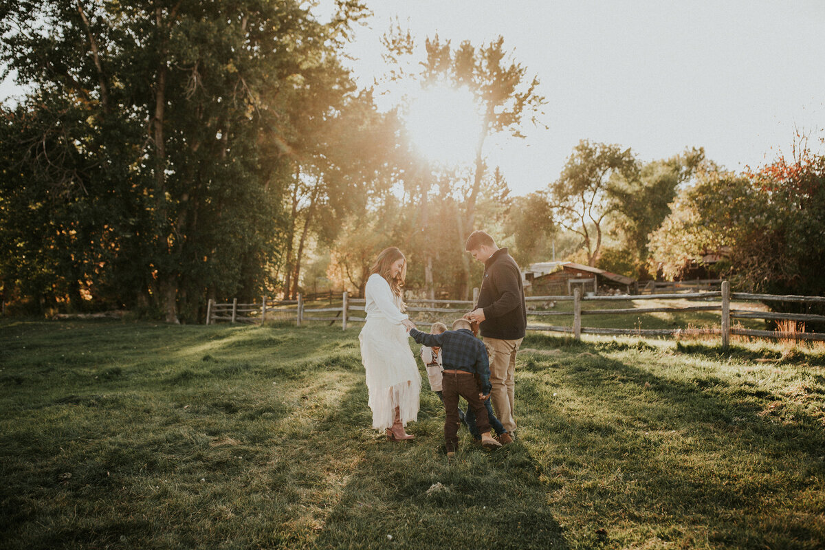 family-ranch-outdoor-photo-session-montana-12