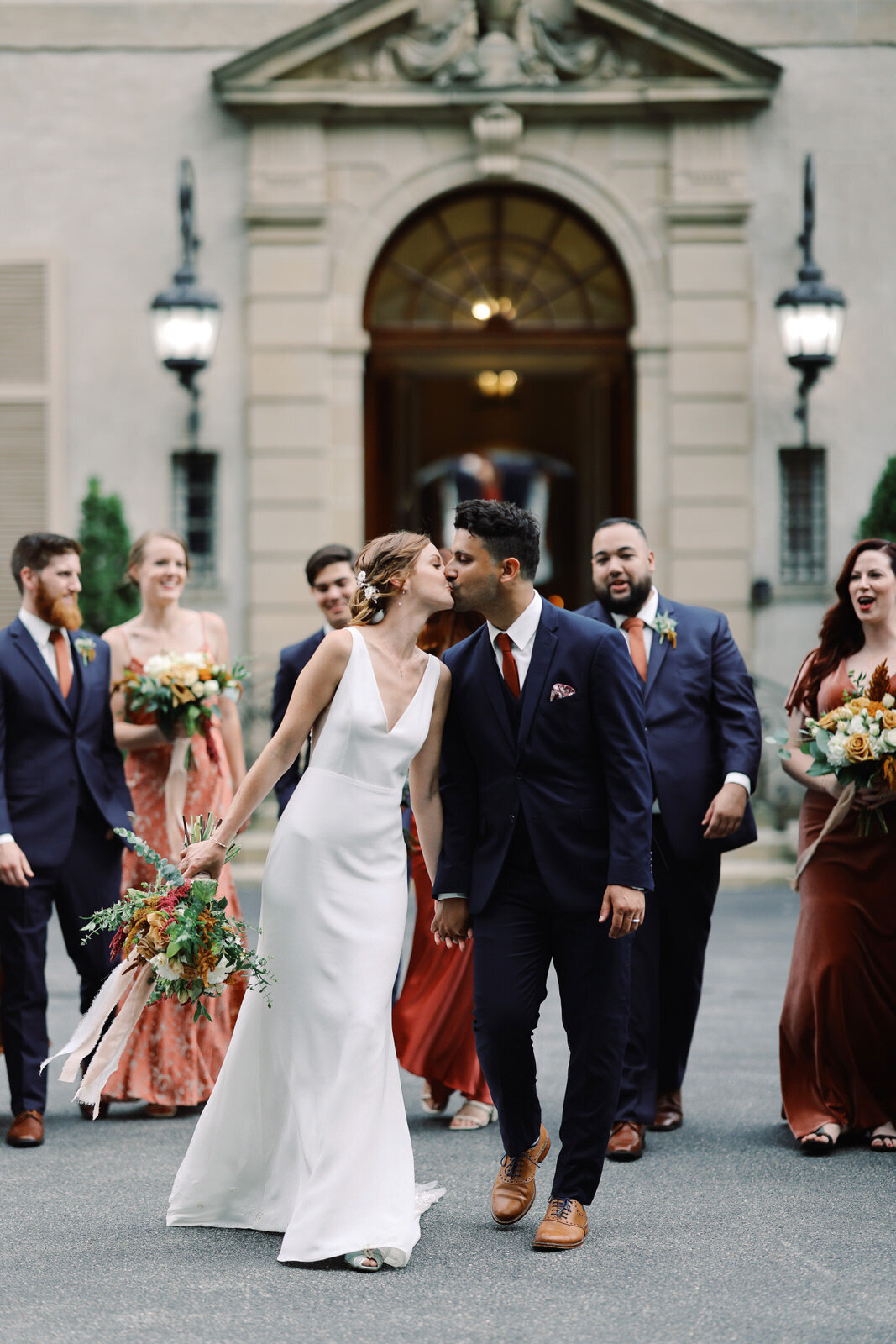 Stylish wedding photography at the Glen Manor House in Rhode Island