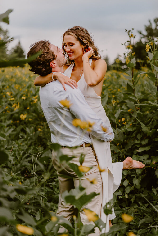 des-moines-wedding-couple-lift-smiling-bride-Storyteller-Collective-Photo-Co