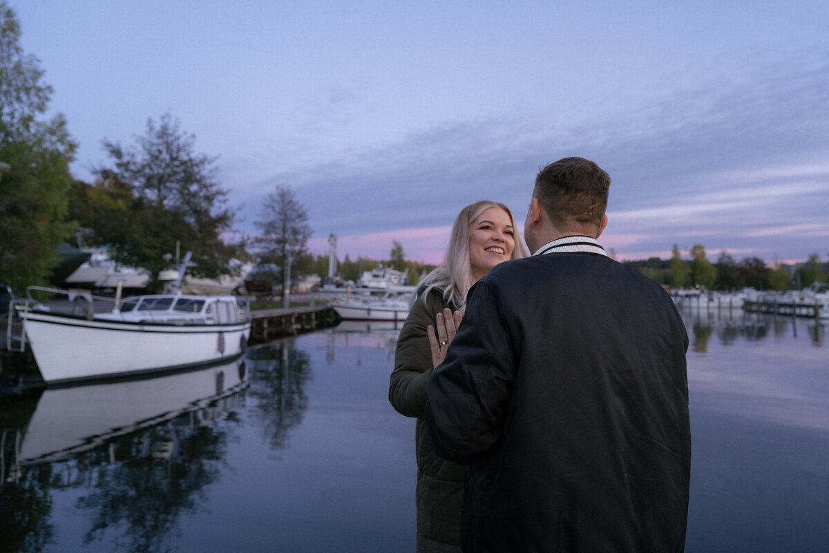 Pariskuntakuvaus Lahti, Hollola, Asikkala, Vääksy, Helsinki, Vantaa, Espoo, Porvoo, Loviisa, Fiskars, Tampere, Turku, häävalokuvaaja, häävalokuvaus Lahti, Parikuvaus Lahti, Päijät-Häme, öinen pariskuntakuvaus