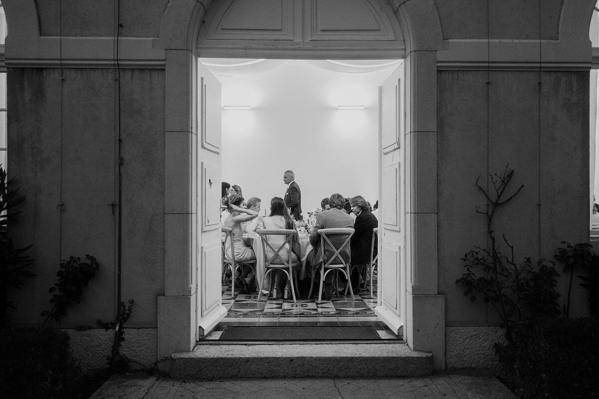 wedding-reception-indoors-blackwhite-laurianevega