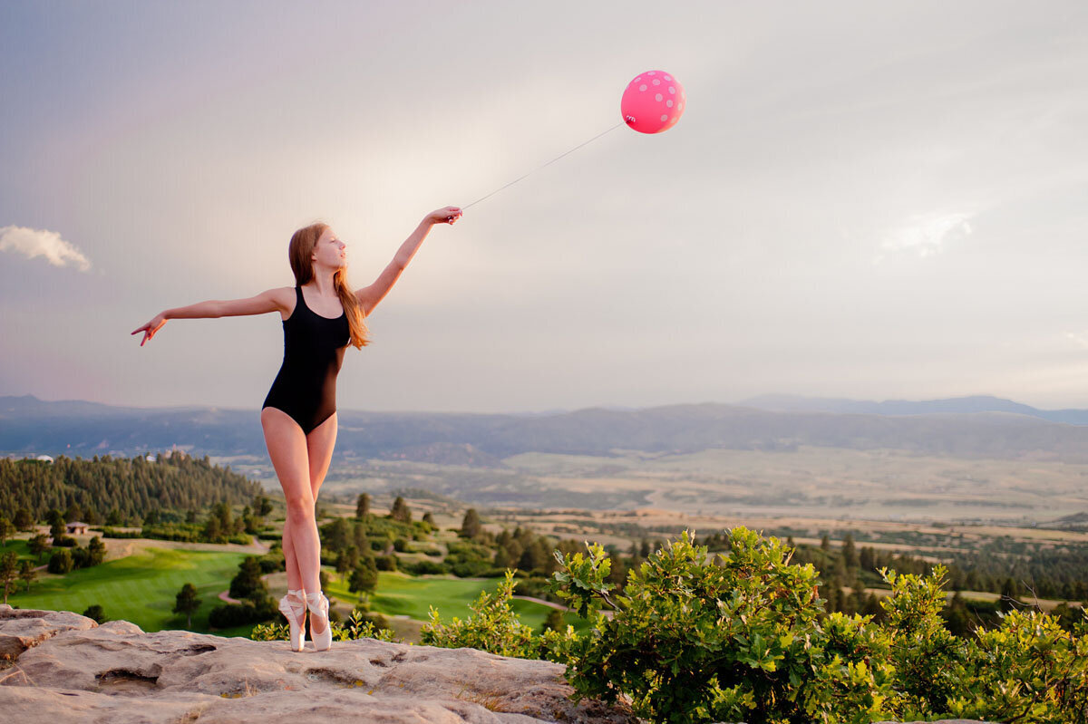 Senior-session-with-baloon-colorado-sunset
