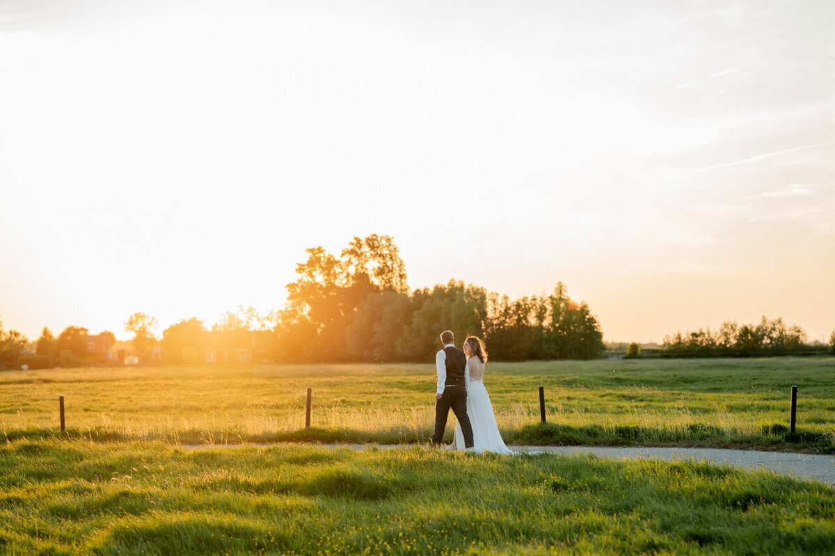 Trouwreportage in Zuid Holland op een romantisch stukje buitenveld met zonsondergang.