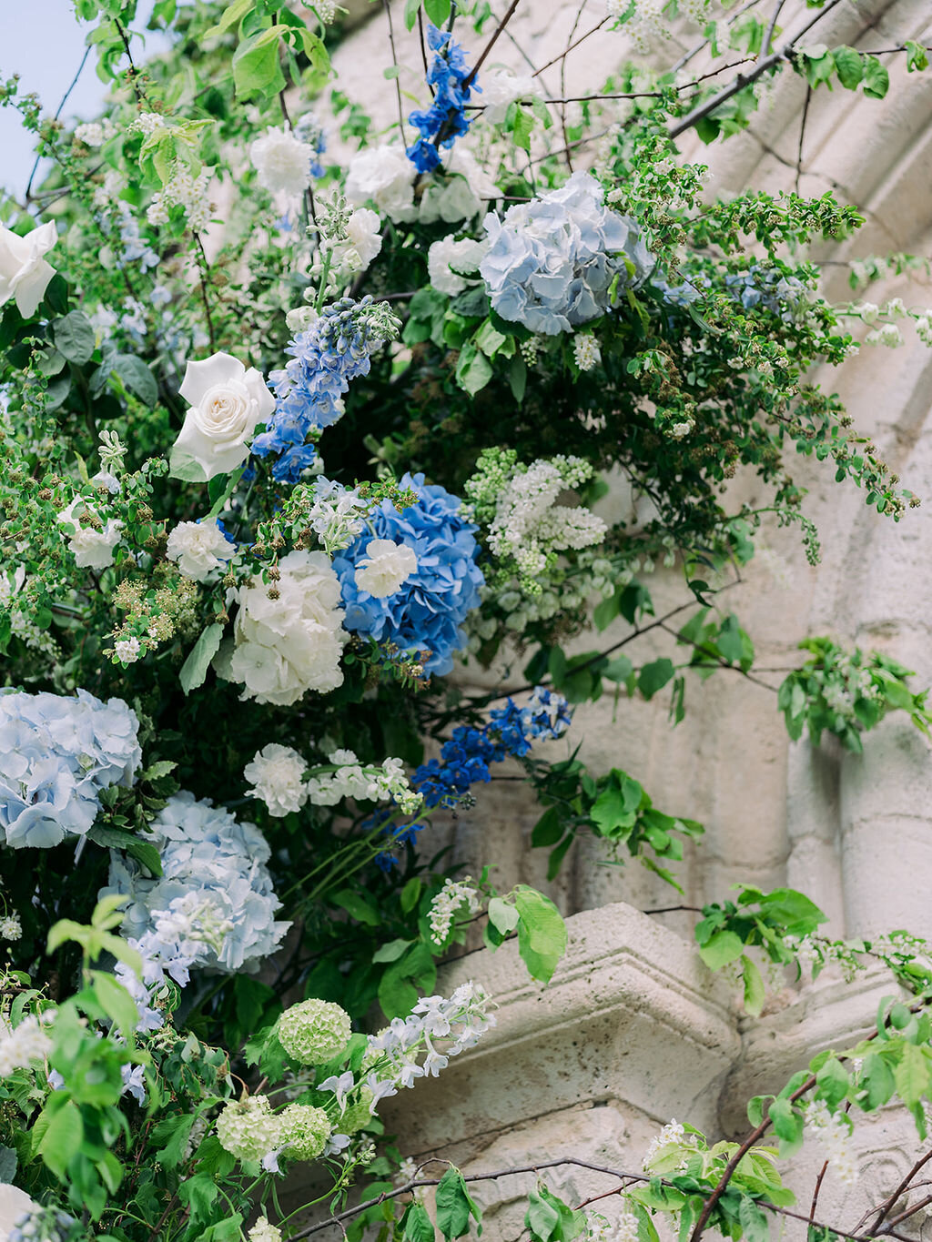 Wedding ceremoy arch in the shades of blue