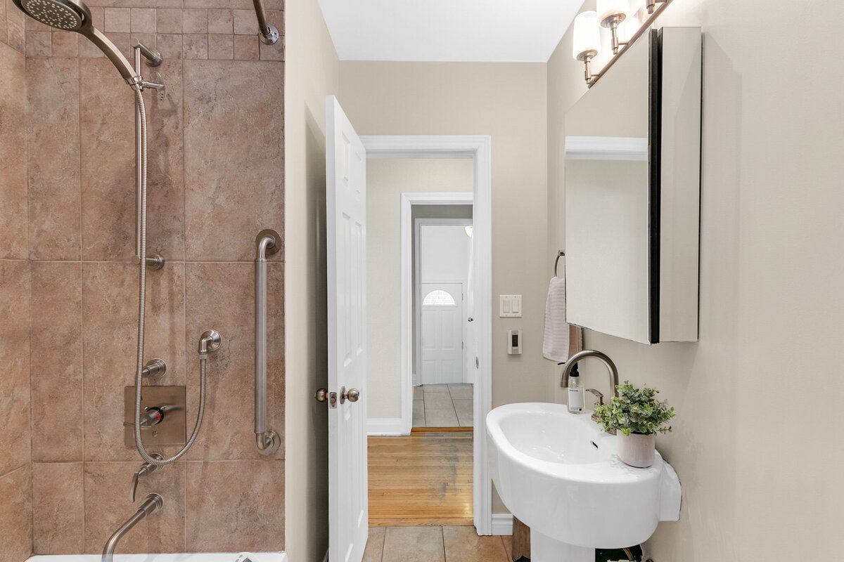 32-web-or-mls-44_002_Bathroom