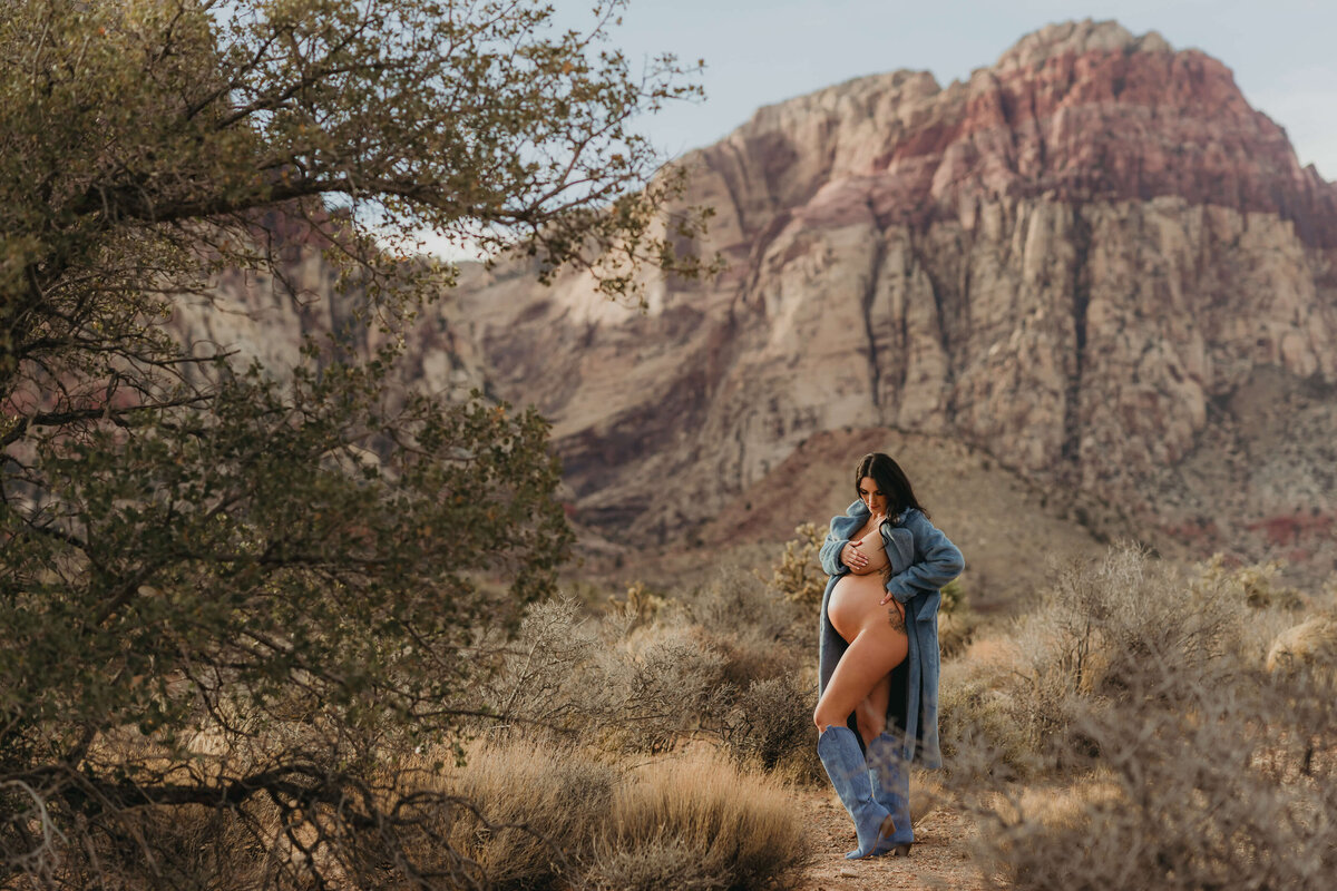 maternity-session-with-fur-coat-cowboy-boots