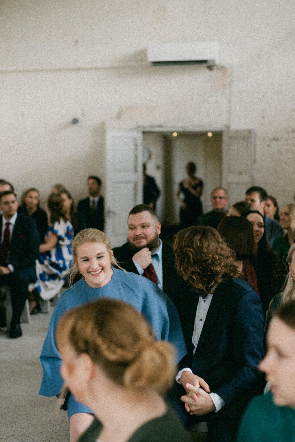 A documentary wedding  photo of guests waiting for the ceremony to start in Oitbacka gård captured by wedding photographer Hannika Gabrielsson in Finland