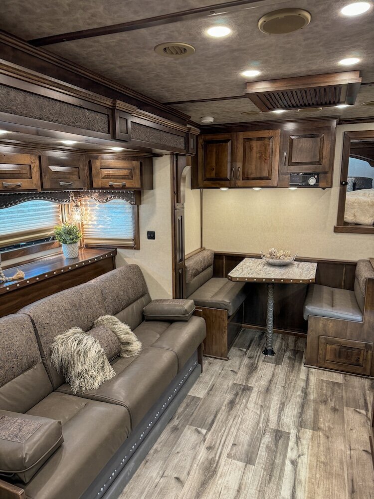 luxury-living-quarter-horse-trailers-trail-boss-conversions-living-areas-27