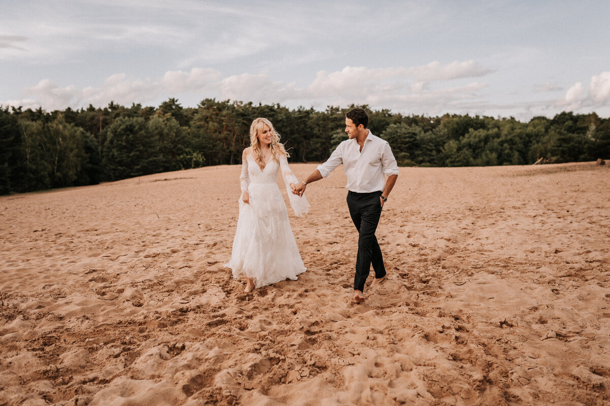 Brautpaar auf einer großen Sandfläche