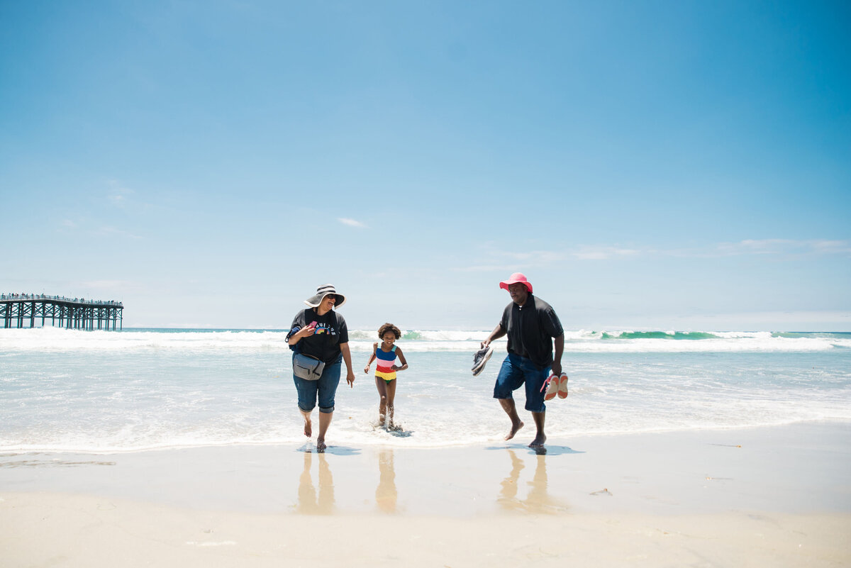 documentary family photographer colie james at the beach