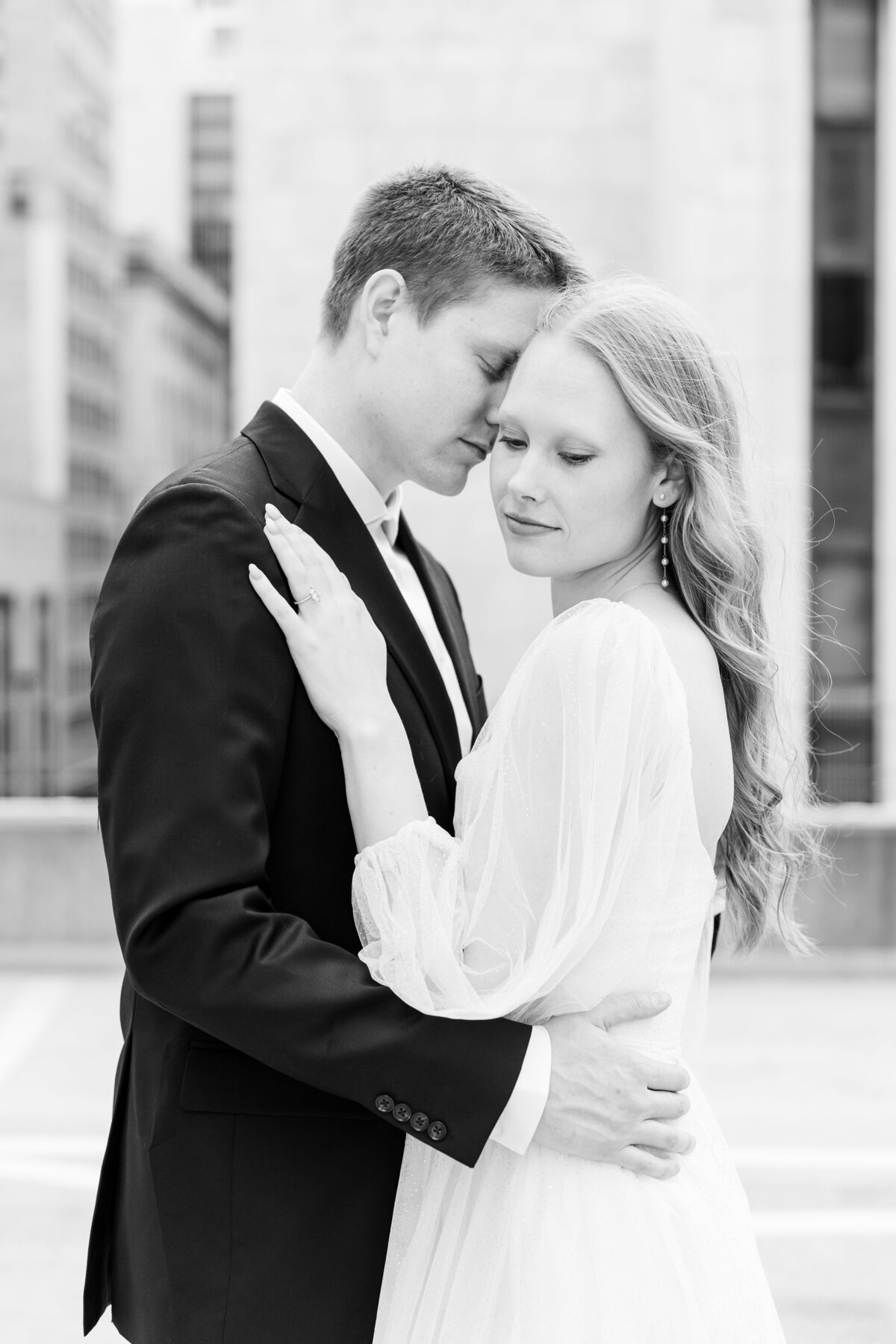 DowntownCincinnatiEnagementSessionPhotography-5