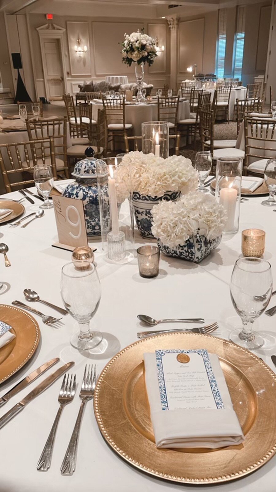white-wedding-table-setting