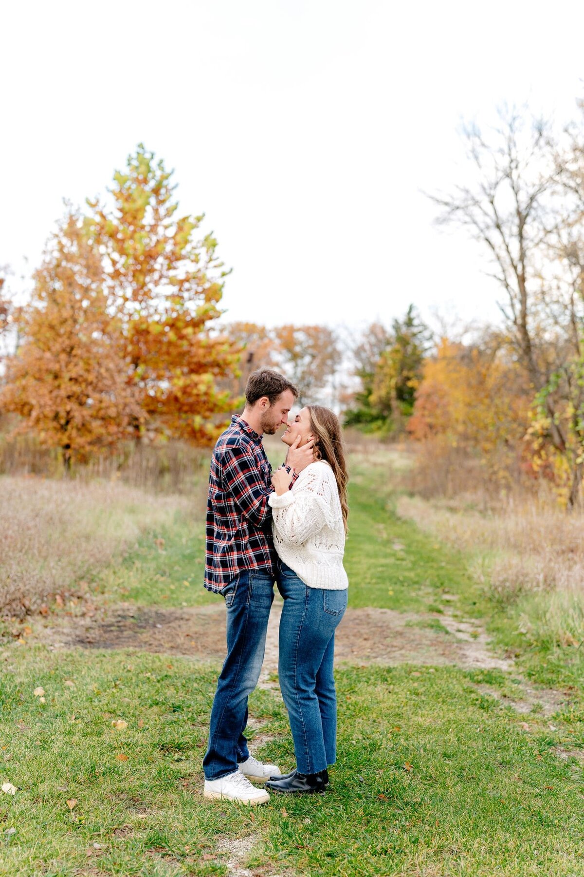 intimate-fall-session-close-together