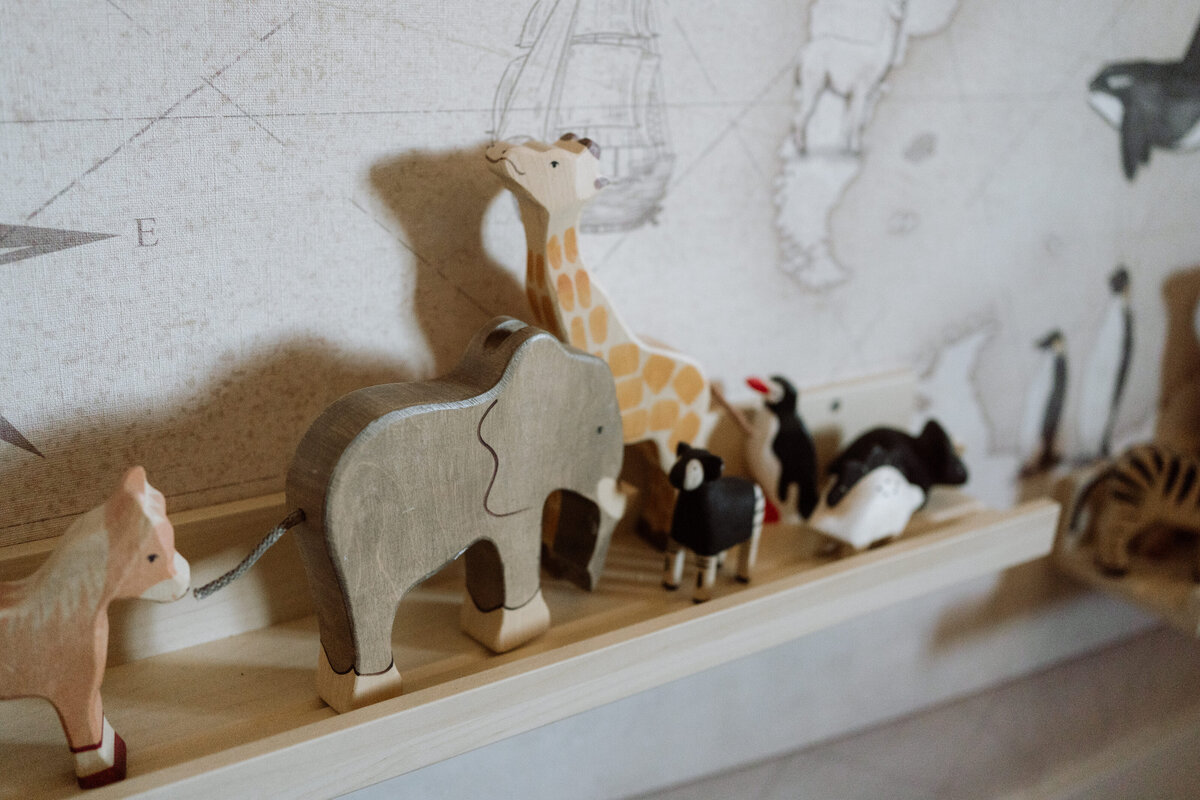 Lifestyle gezinsfotografie tijdens een Homes to Remember-shoot - houten dieren 
