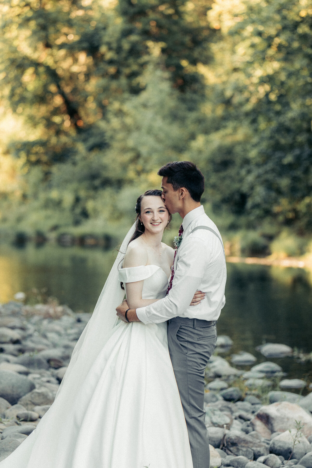 RIVERSIDE WEDDING IN THE OREGON
