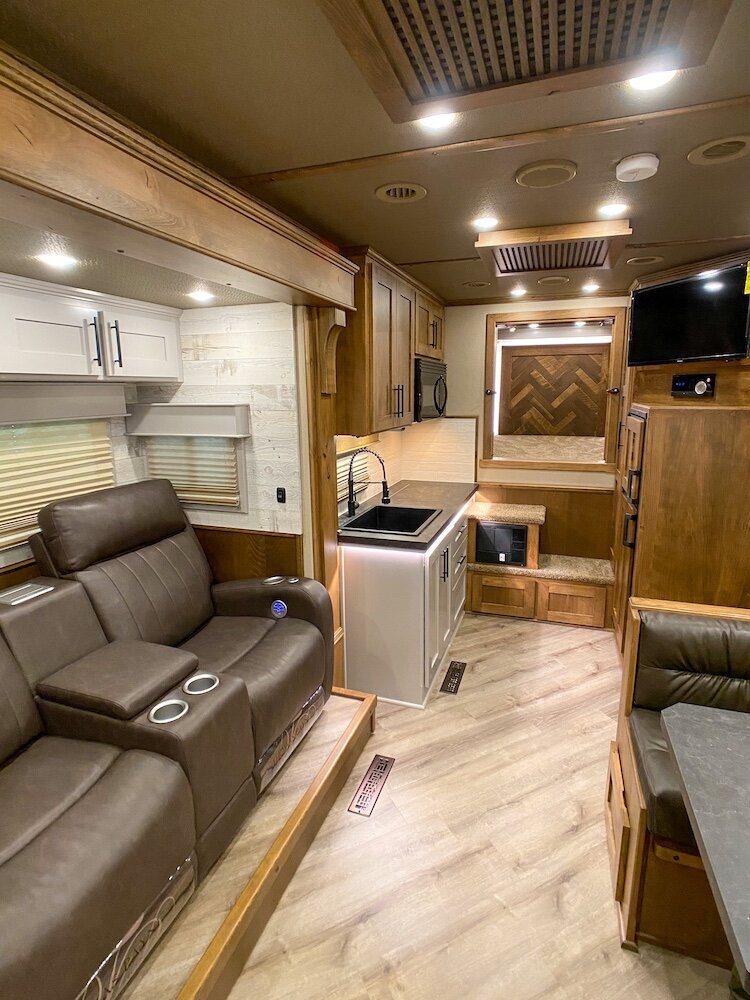 luxury-living-quarter-horse-trailers-trail-boss-conversions-living-areas-39