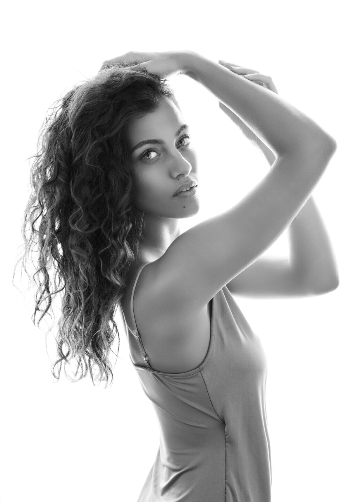 Soft Light and Natural Beauty – High-key black-and-white portrait highlighting grace and femininity.