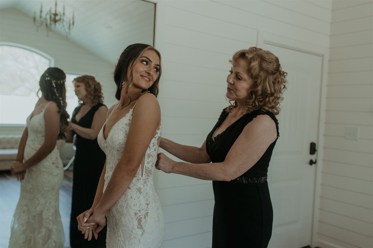mom-getting-ready-wedding-picture