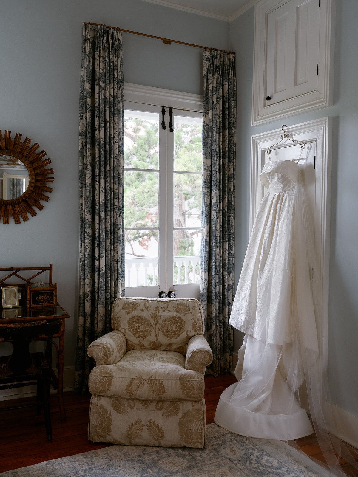 Classic Charleston Wedding with green & white at Hibernian Hall by Sarah Bradshaw 0132