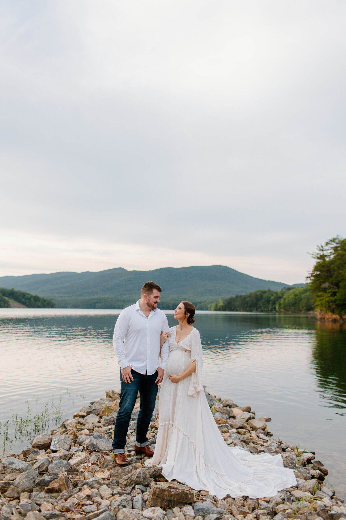 Documentary-Maternity-Session-at-Carvins-Cove-RJ-2