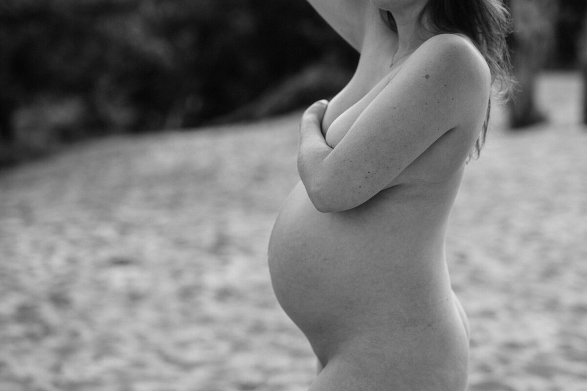 Zwangere vrouw poseert naakt voor zwangerschapsfotograaf in Leiden