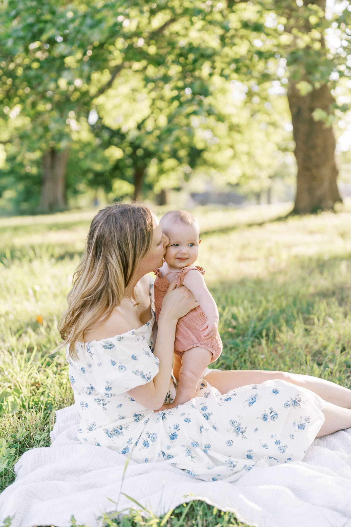 Family portrait session in a Philadelphia park - 5