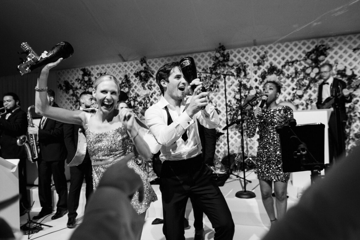 shoreacres-lake-bluff-tent-wedding-by-olivialeigh-114