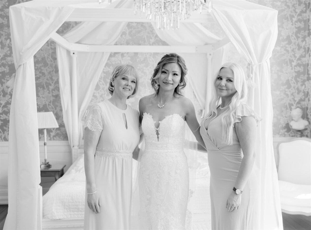 Wedding Photographer Anna Lundgren - helloalora_Rånäs Slott chateau wedding in Sweden bride and bridesmaids in the wedding suite in the castle