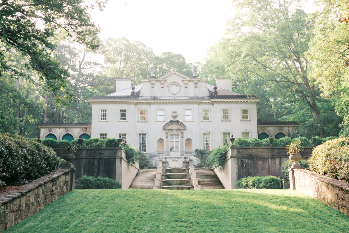 Front lawn of swan house mansion, a luxury wedding venue in Atlanta Georgia