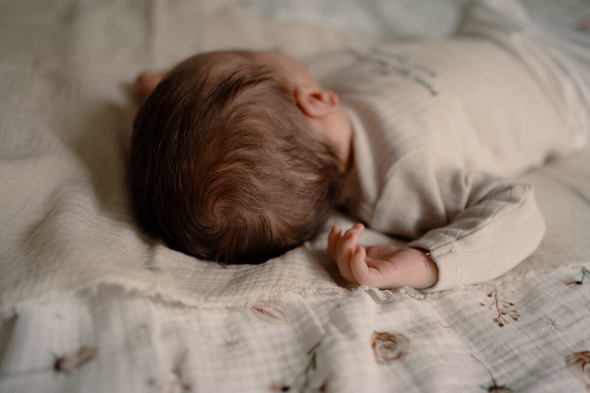 detailfoto van de haardos van een pasgeboren baby tijdens een newbornshoot